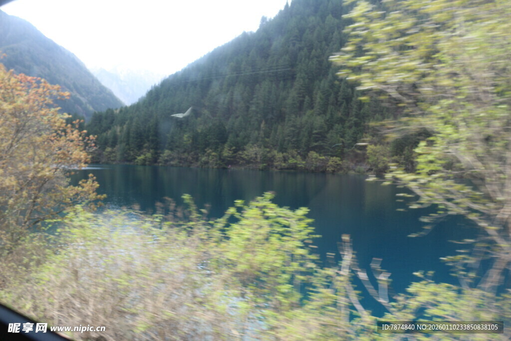 山间幽蓝湖泊与葱郁植被