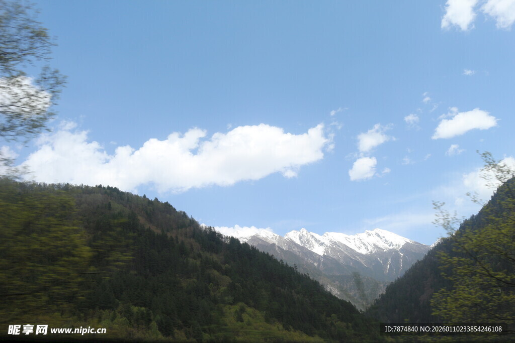 山间美景 远处雪峰映蓝天