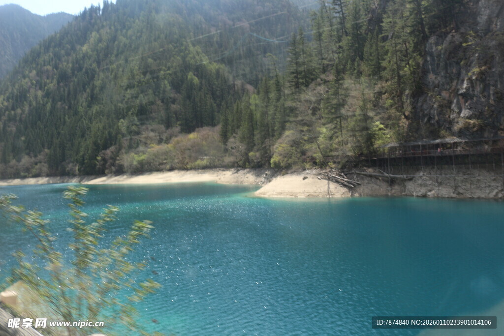 蓝湖青山间的自然美景
