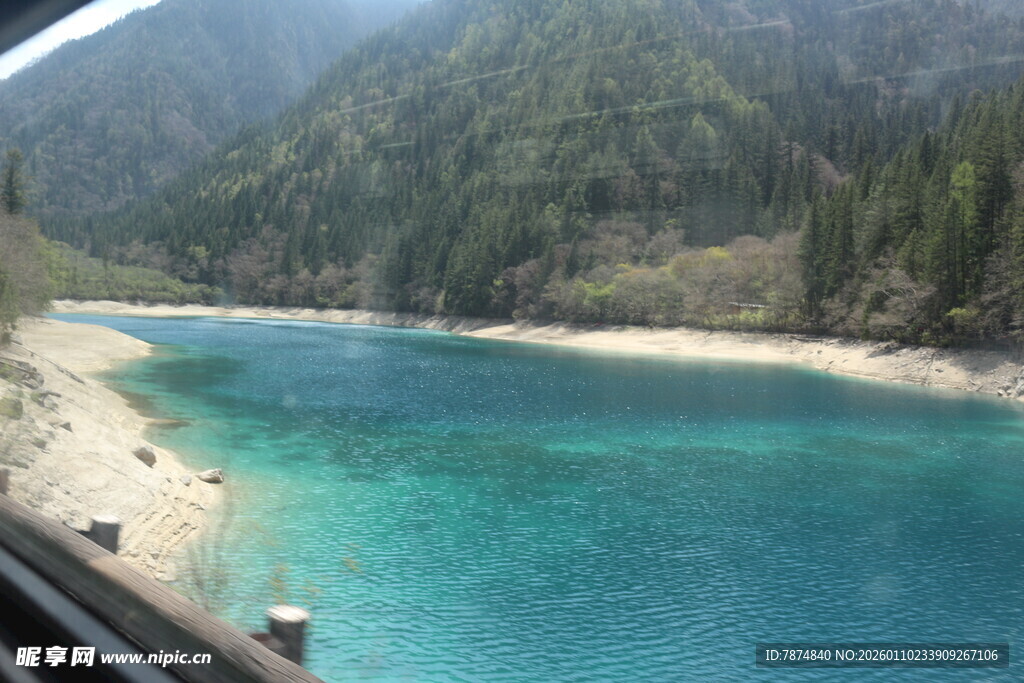 清澈蓝绿色的山间河流景色