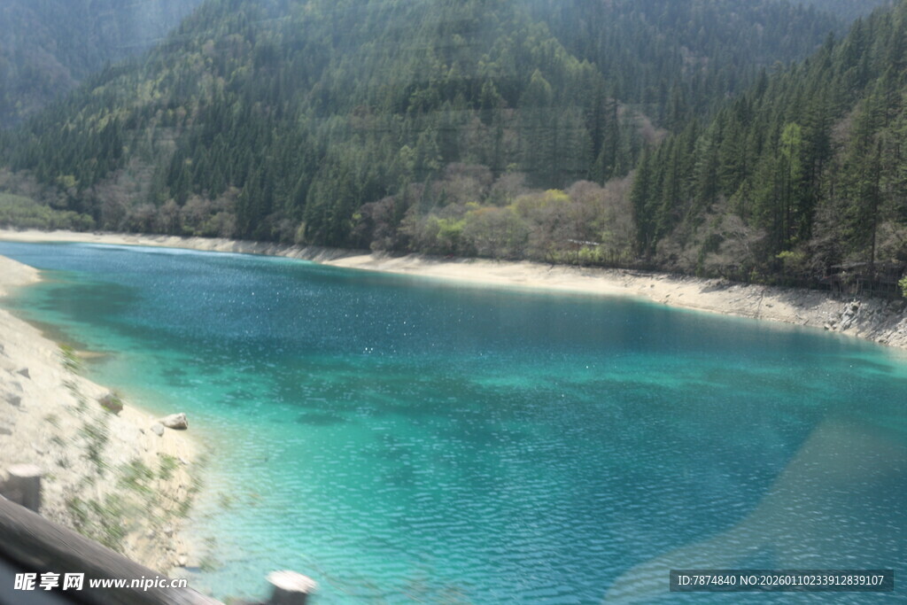 清澈蓝绿色河流与山林美景