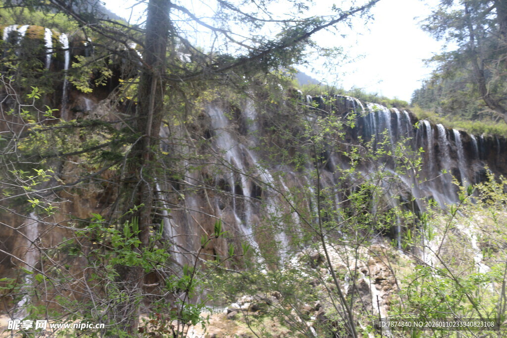 山间挂壁瀑布绿植相伴