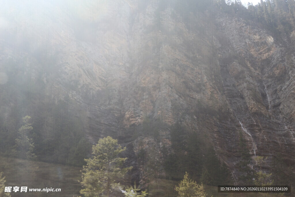 山间晨雾弥漫的秀丽景致