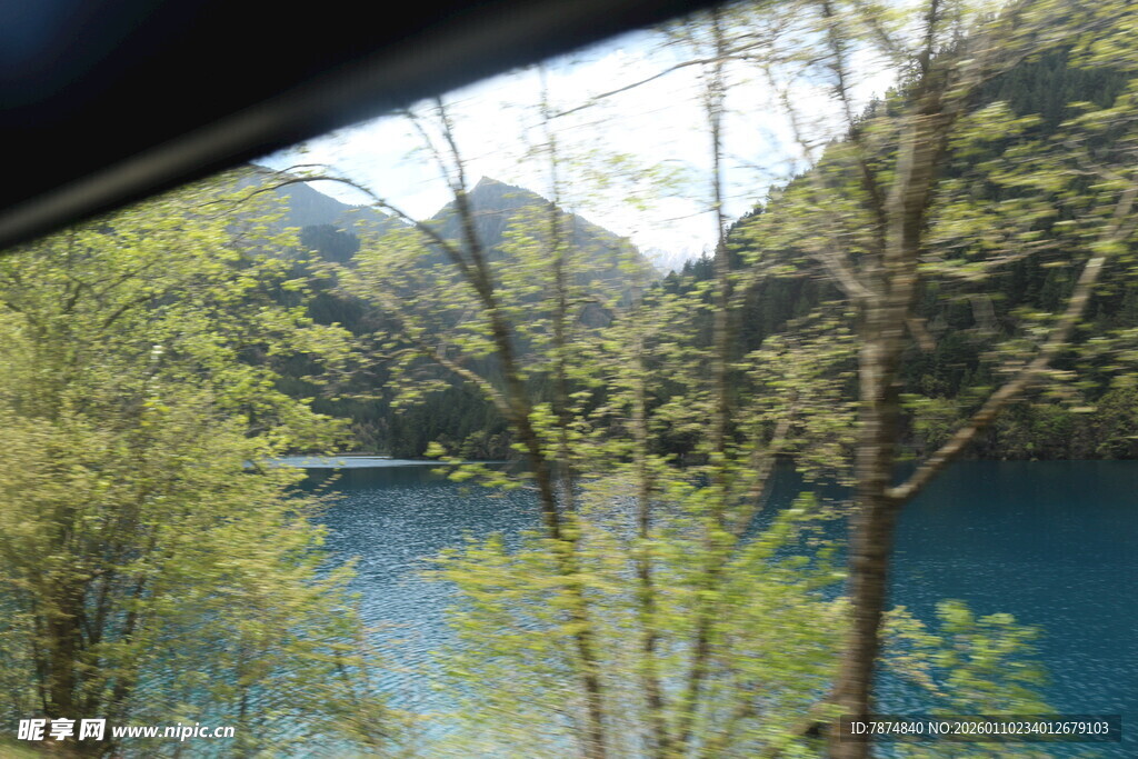 窗外秀丽山水景色
