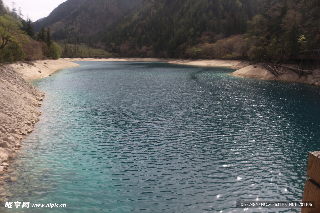 山间幽蓝湖泊美景