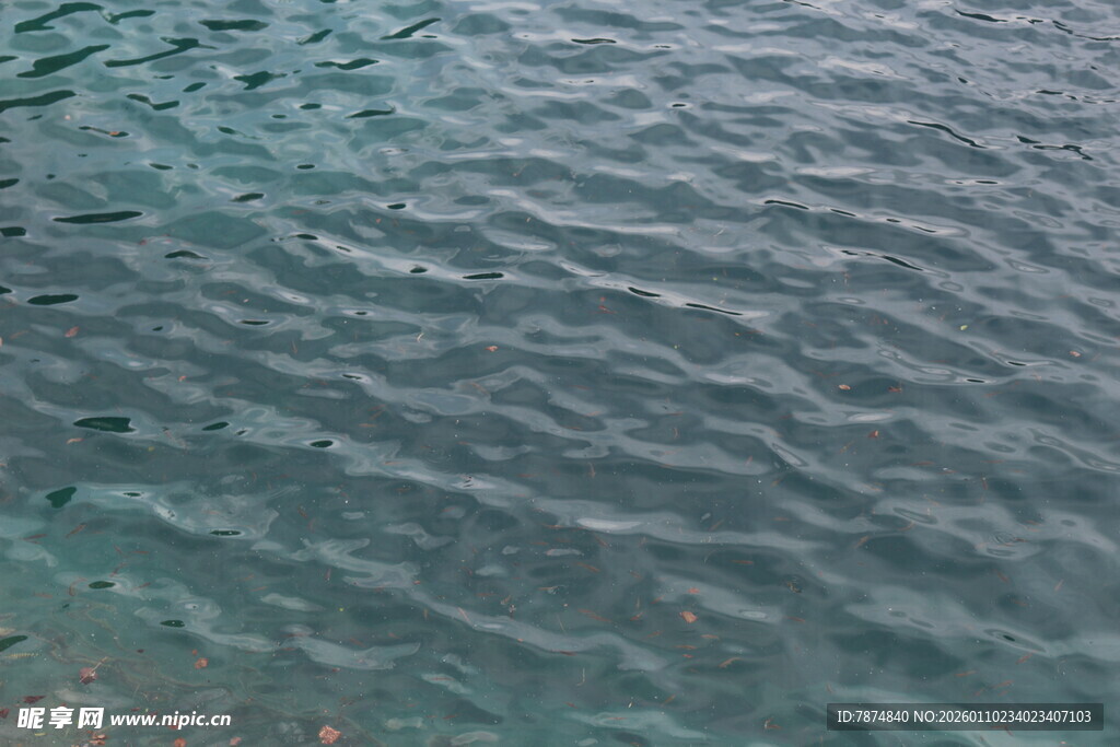 波光粼粼的清澈水面