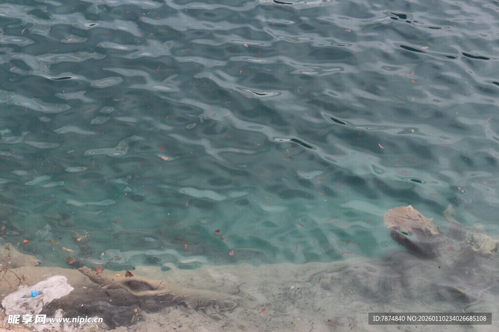 清澈湖水与岸边岩石