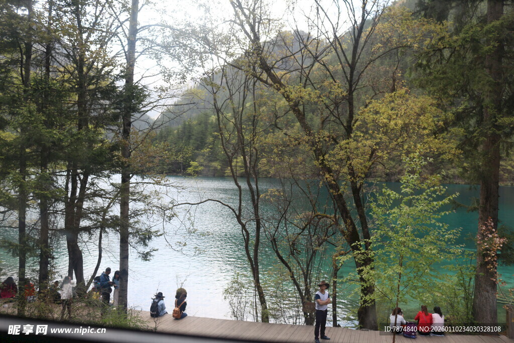 九寨沟湖畔游人赏景