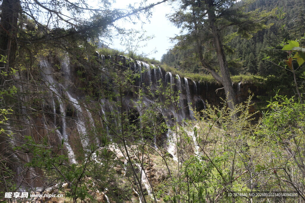 山间瀑布 绿意环绕的美景