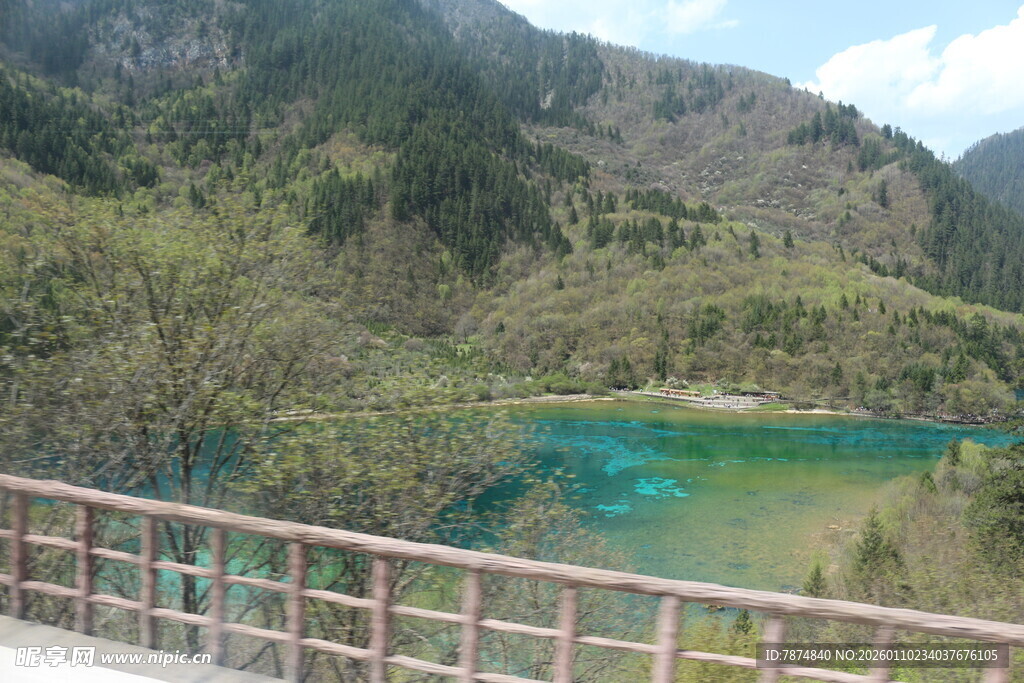 九寨沟绝美多彩湖水景观