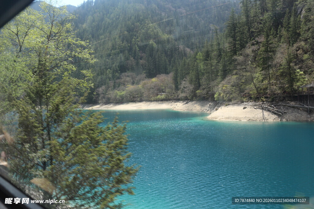 蓝湖美景 山林环绕