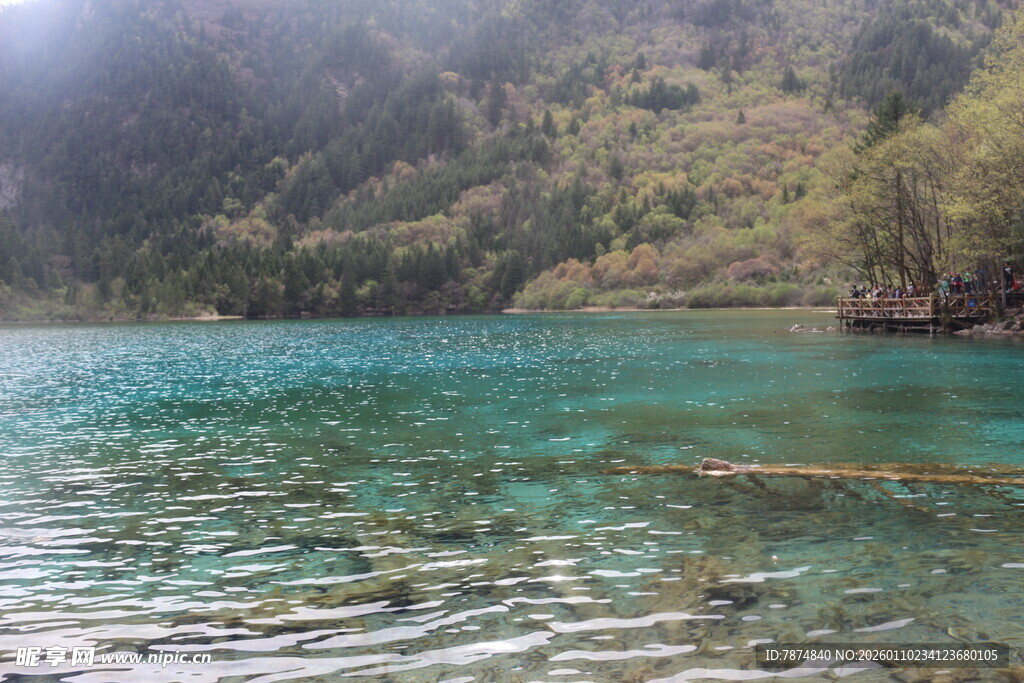 清澈幽蓝的山间湖泊