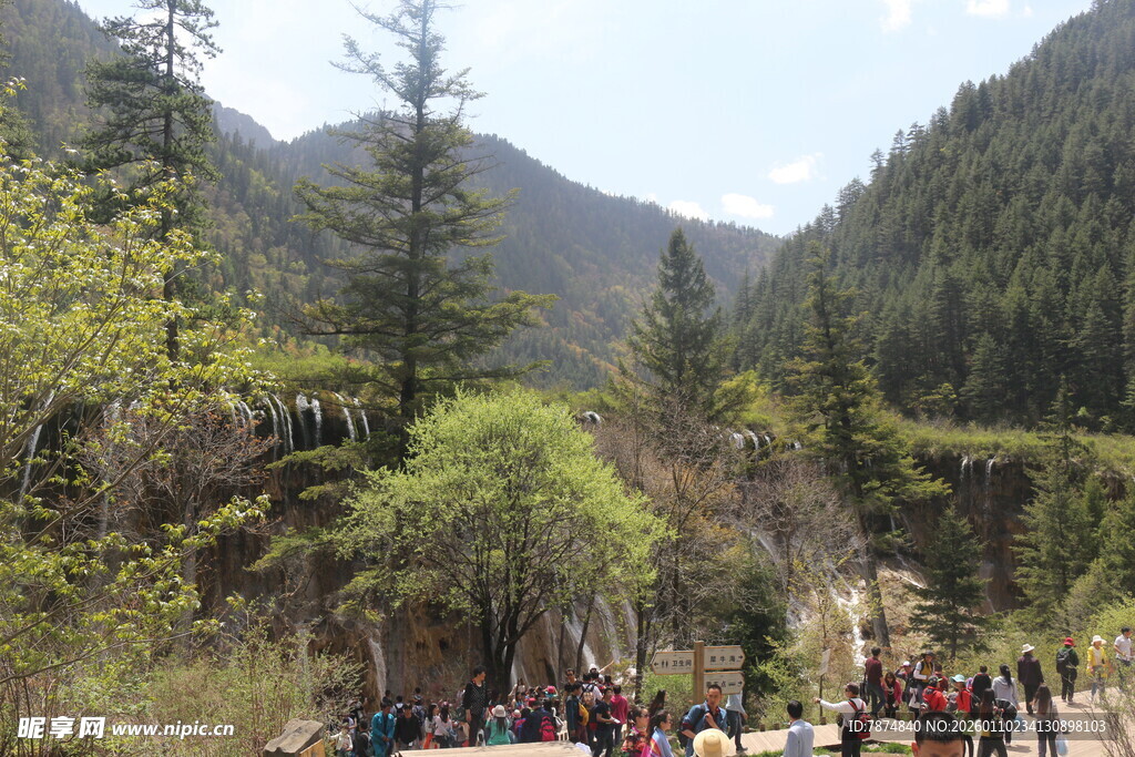 山间徒步人群景观