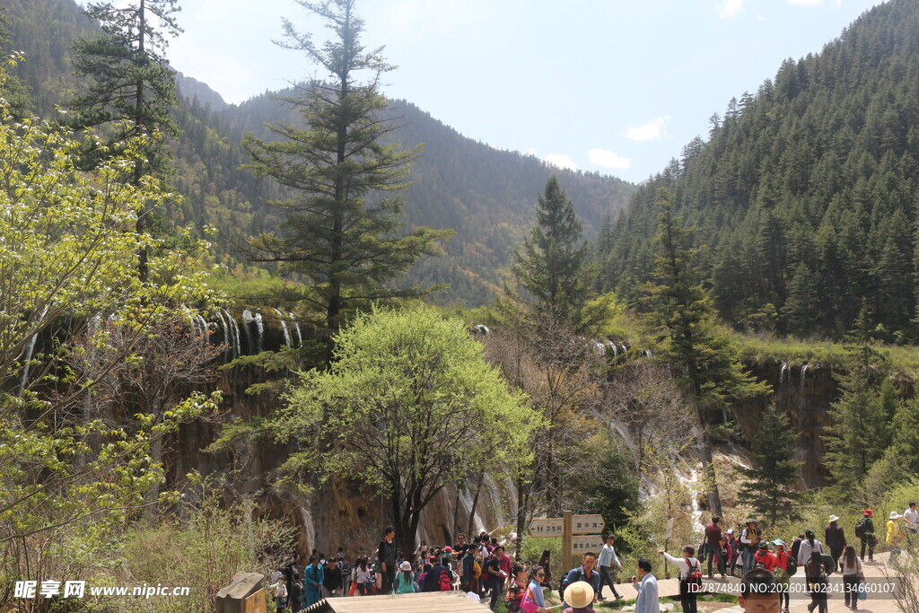 山间人群漫步赏景