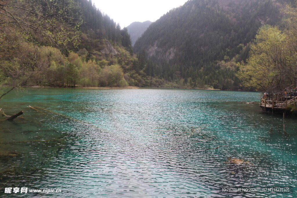 清澈碧绿的山间幽美湖泊