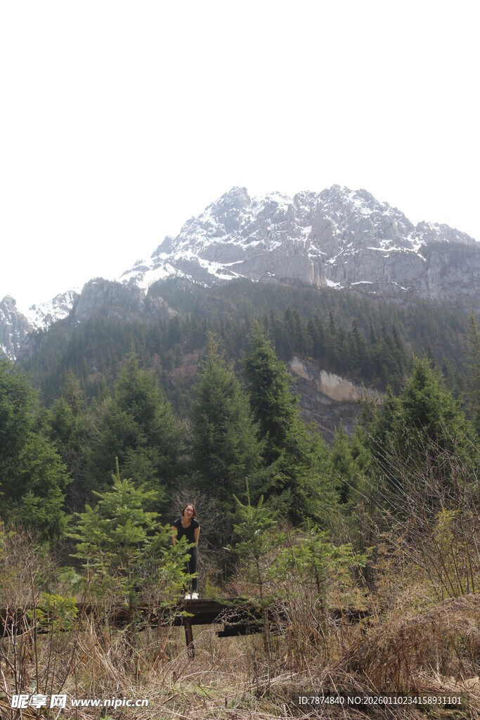 山林间的雪山景致