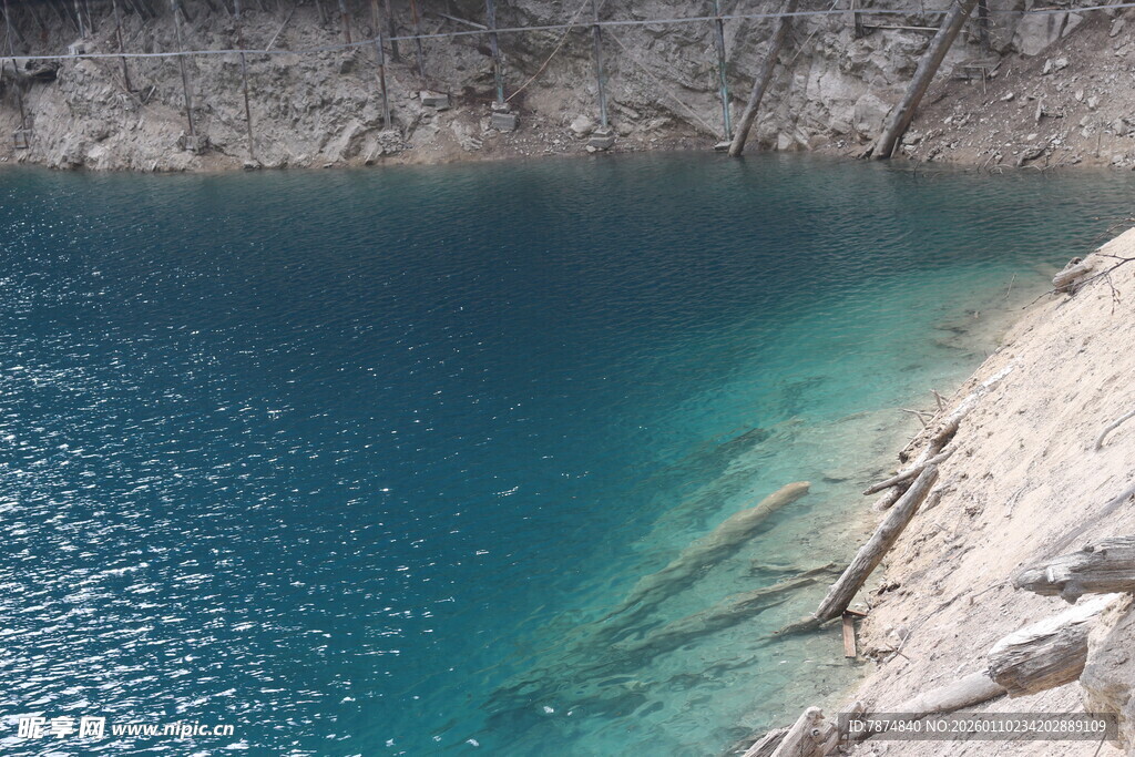 蓝绿色湖水与岸边景致