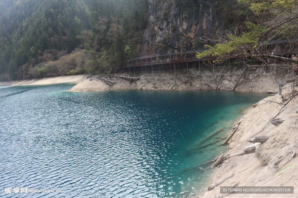 湖畔青山绿水自然美景