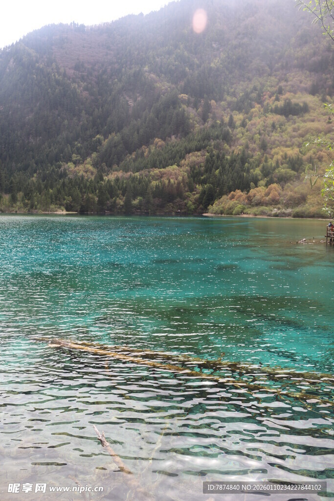 清澈碧绿的山间湖泊