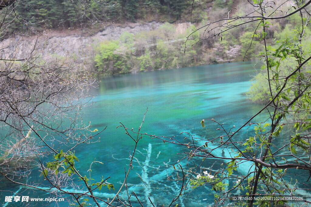 山间幽蓝湖水美景