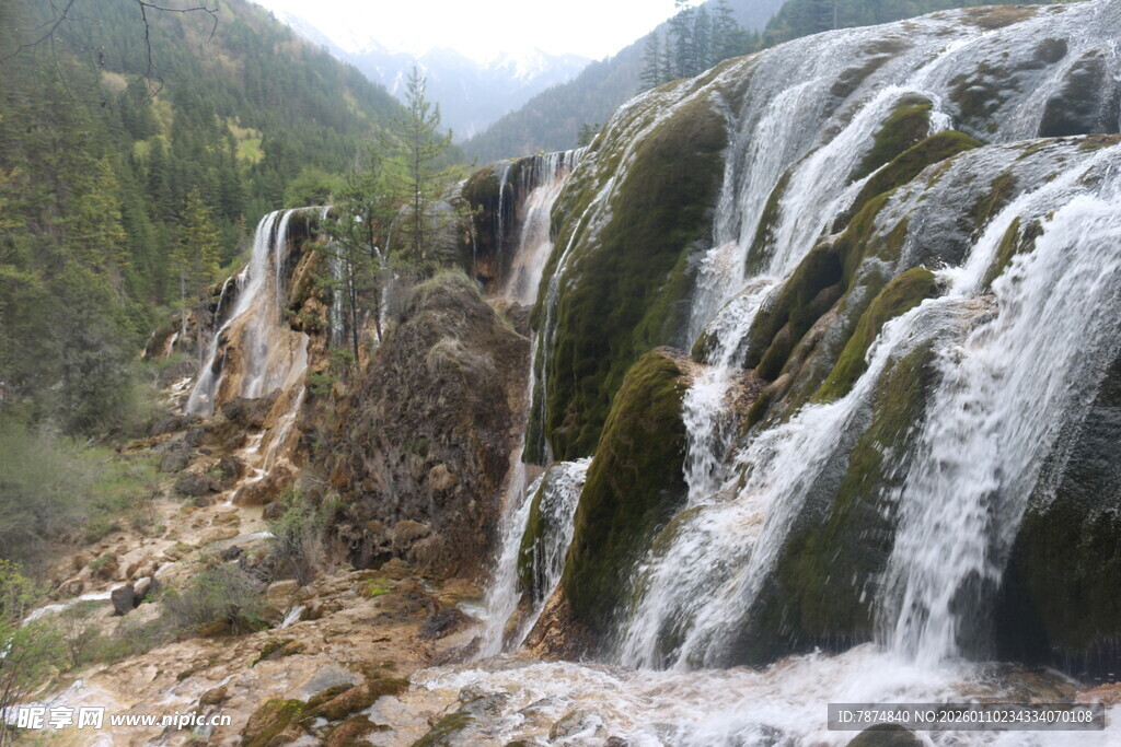 山间壮丽瀑布景观