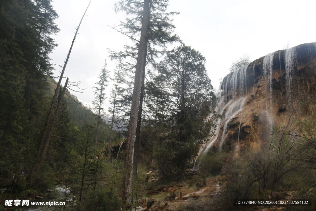 山林间的瀑布景观