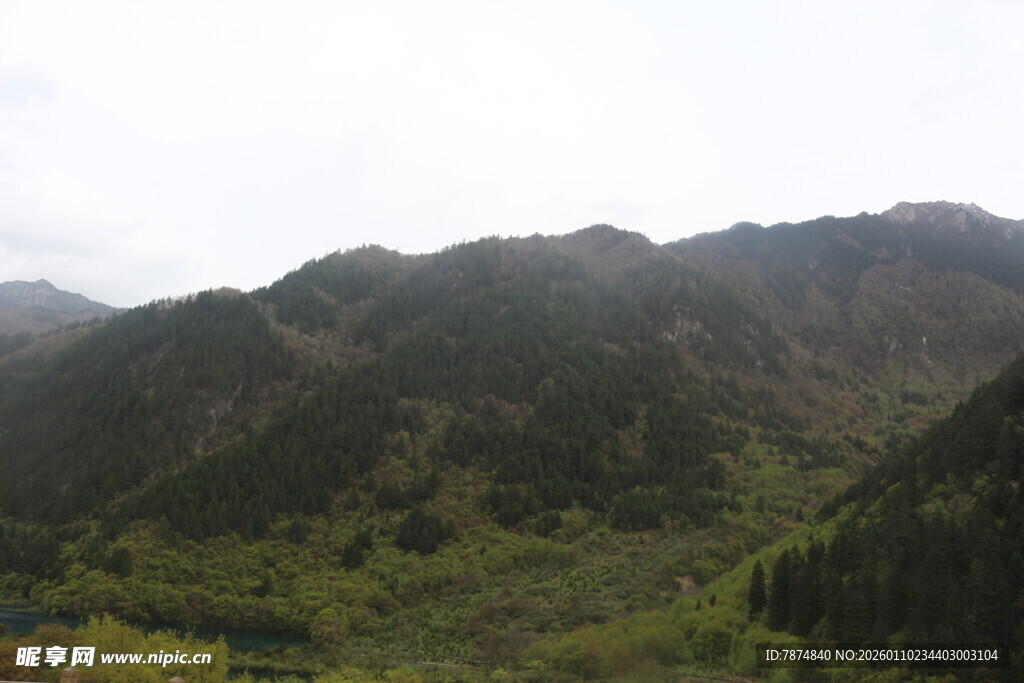 山峦叠翠的自然美景