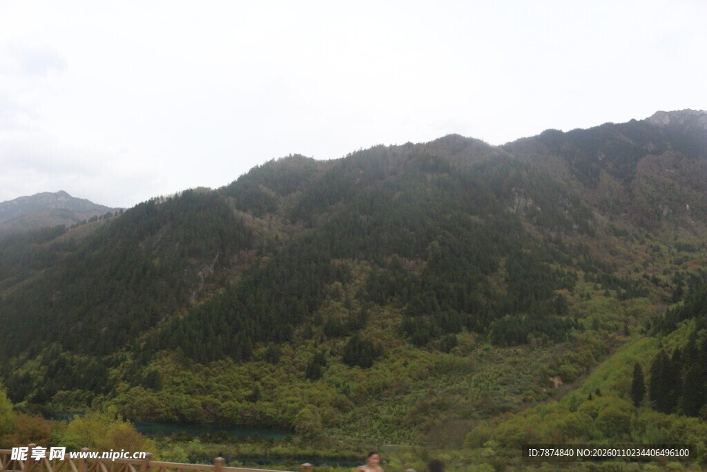 青山绿水间的秀丽山景