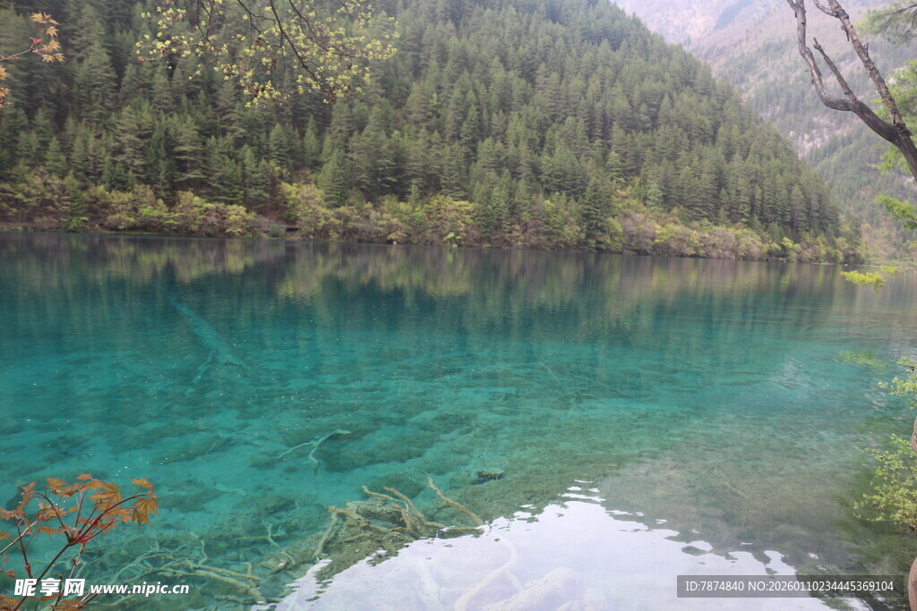 梦幻蓝湖 山林环绕之景