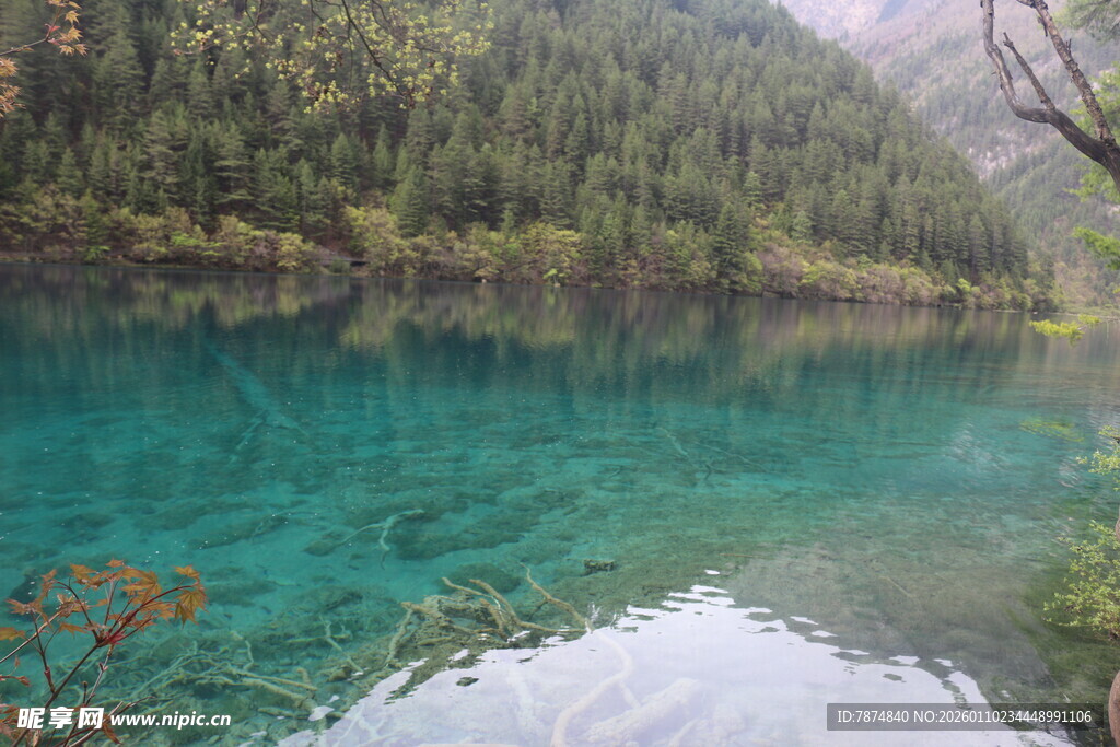 清澈幽蓝的山间美丽湖泊