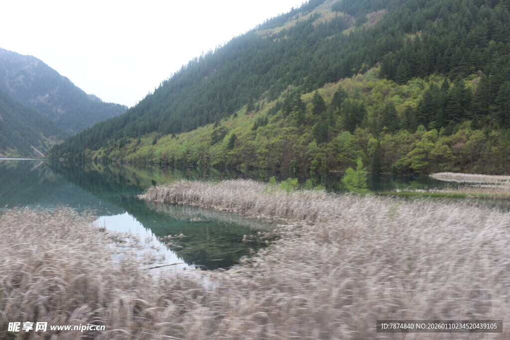 山间湖畔的萧瑟景致