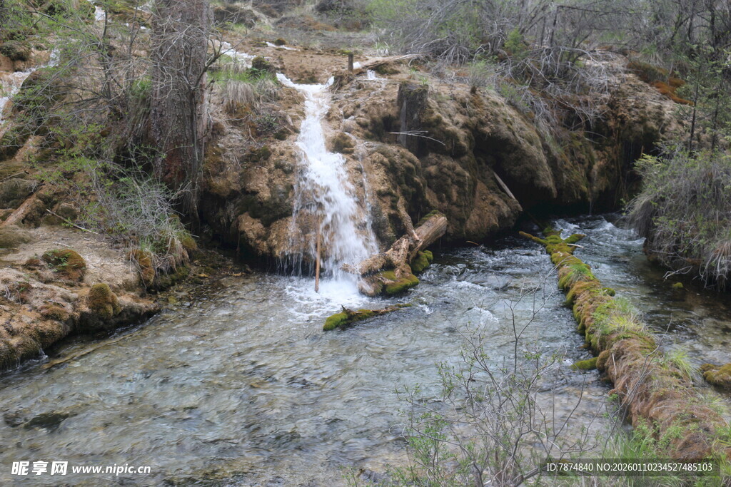 山间溪流小瀑布景观