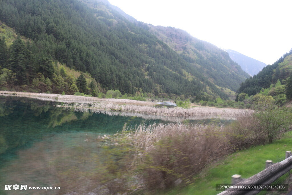 山间秀丽湖泊风景