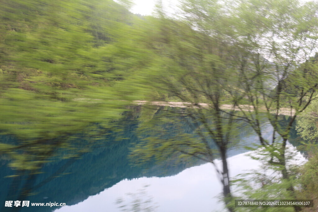 山间幽蓝湖水映绿树