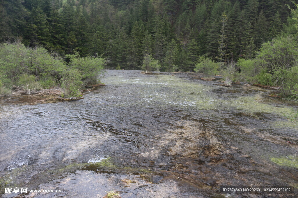 山间荒野的自然景观
