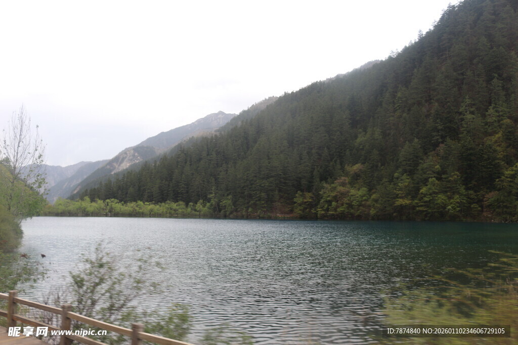 山间清澈湖泊美景