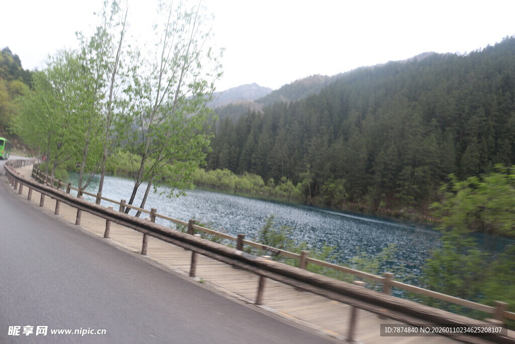 山间公路旁的秀丽河流