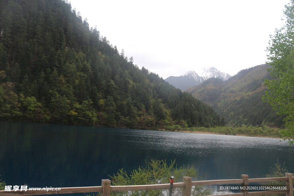 山间幽蓝湖泊美景