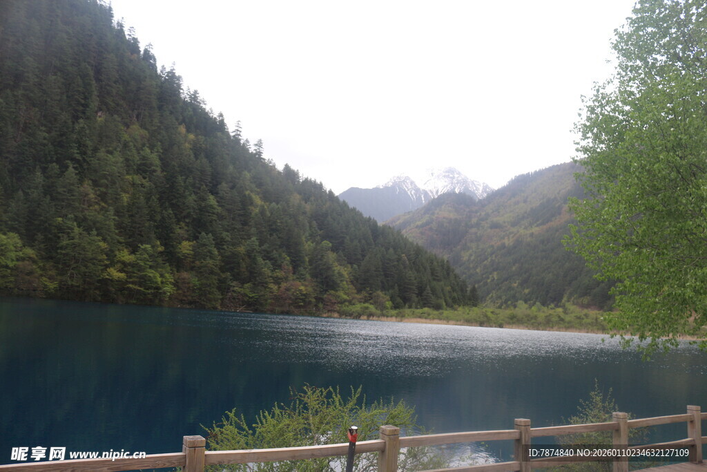 山间幽蓝湖泊与木栏景致