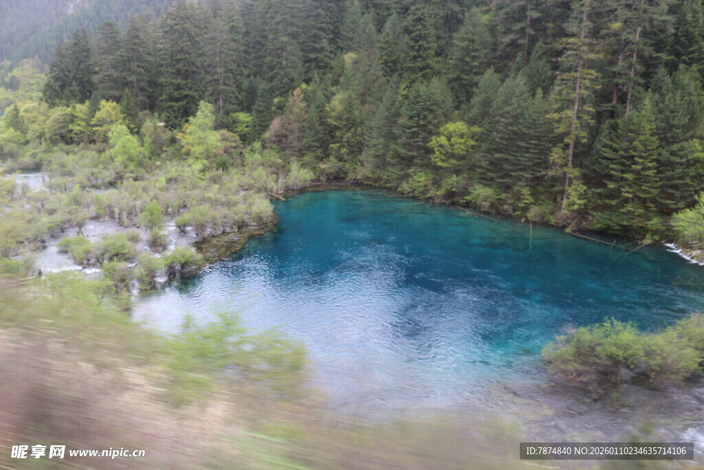 山间幽蓝湖泊美景