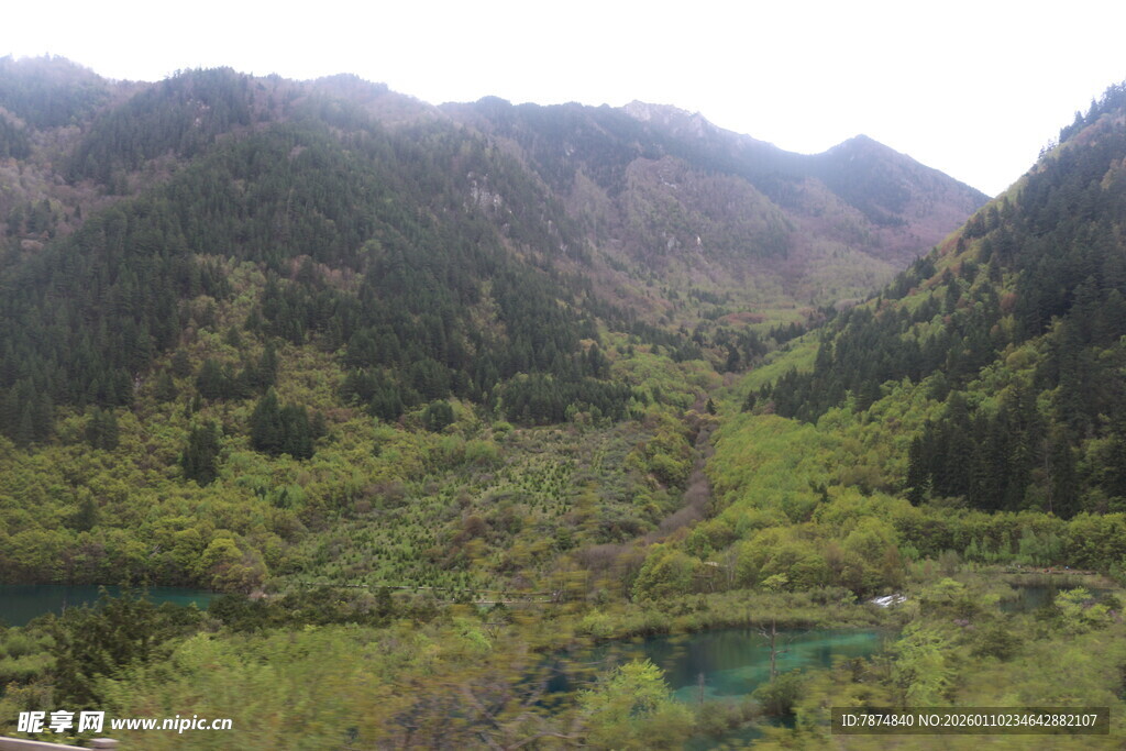 山间翠谷中的幽美湖泊