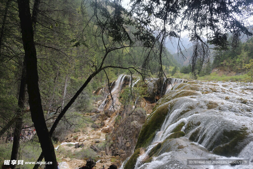 山林间的冰瀑景致