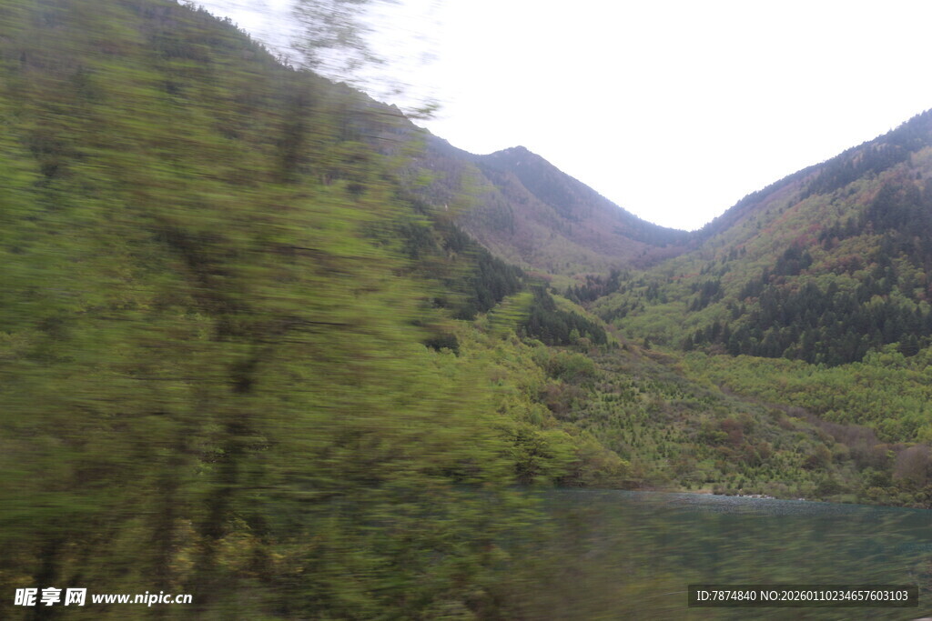 山间绿水畔的秀丽景致