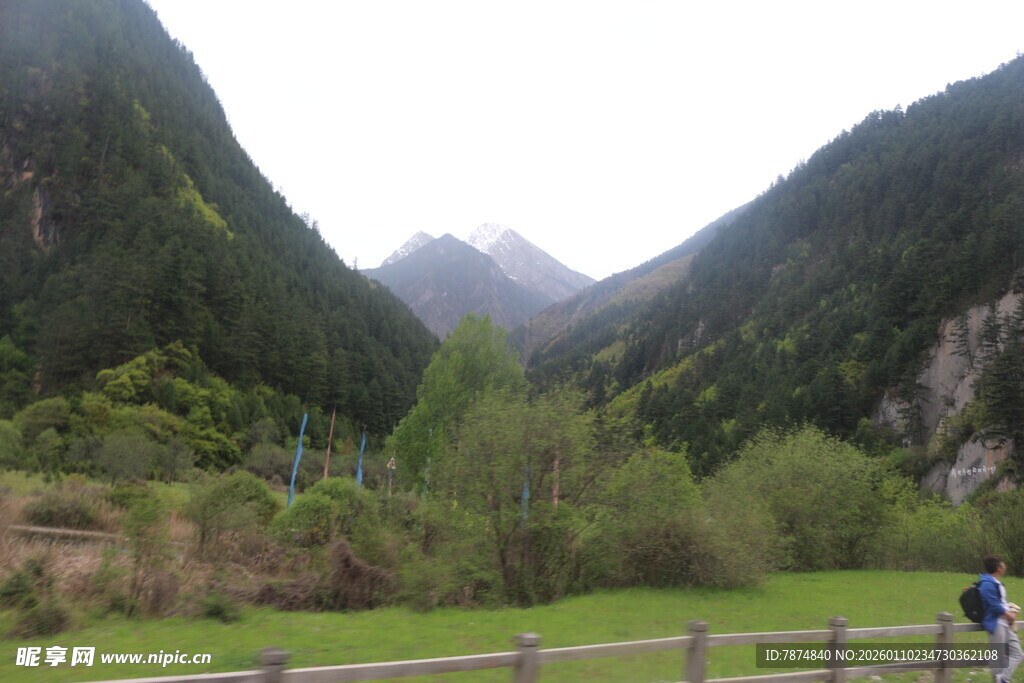 山间美景 两人漫步赏风光