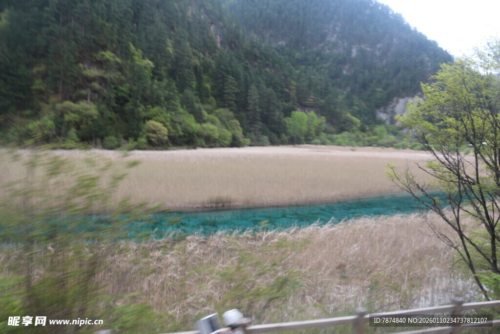 山间碧河 自然美景如画