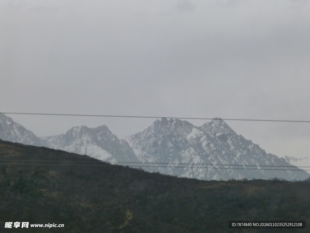 远处雪山与近处山峦景色