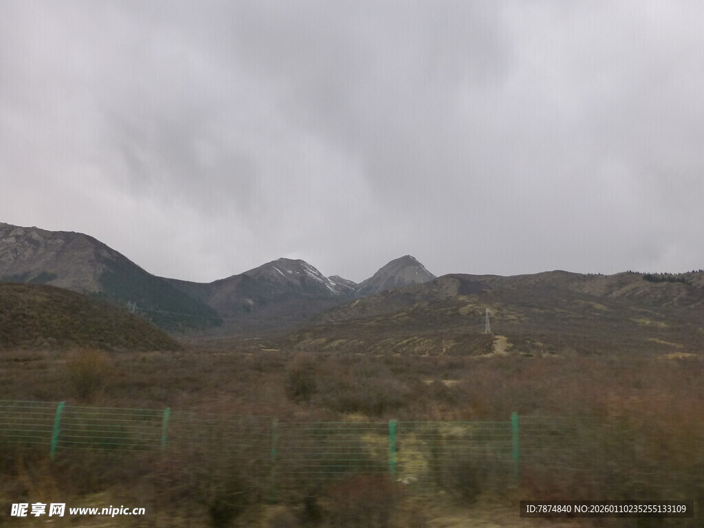 阴天的山间景色