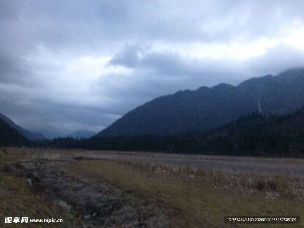 山间旷野的阴沉天色