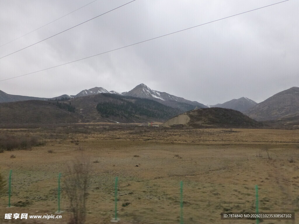 旷野远山 天际云雾缭绕