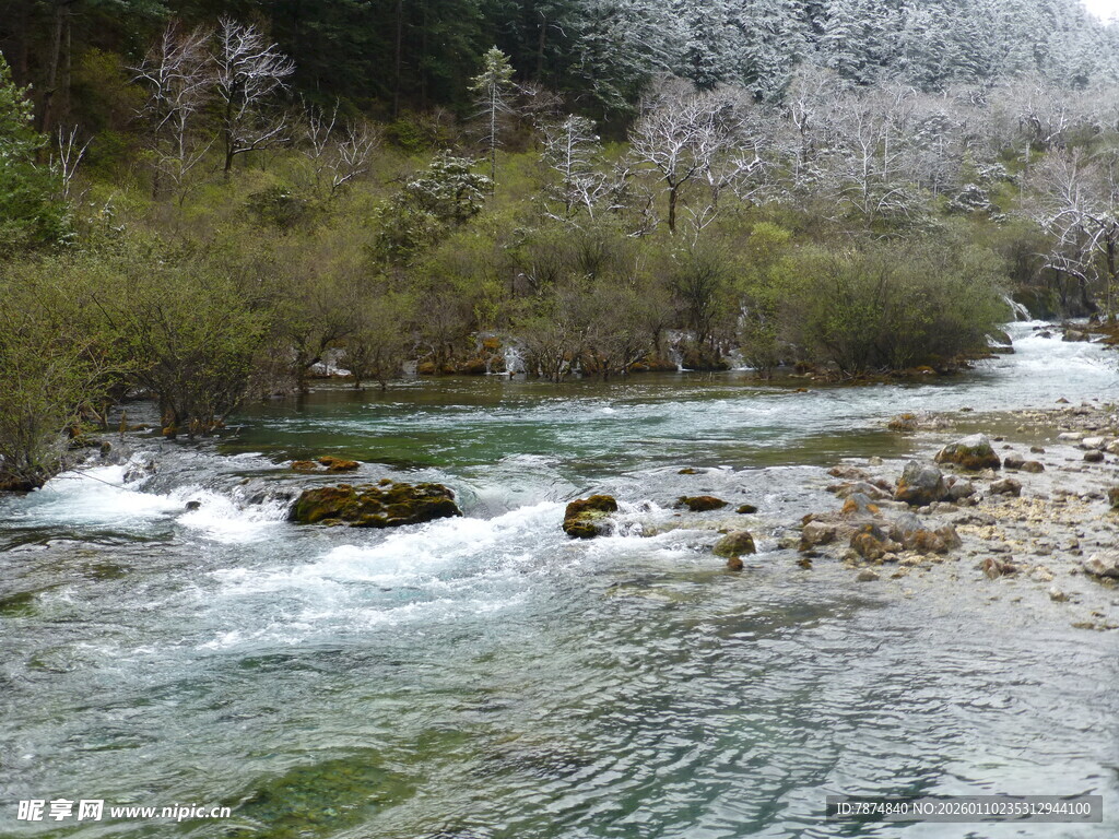 山间湍急溪流风景